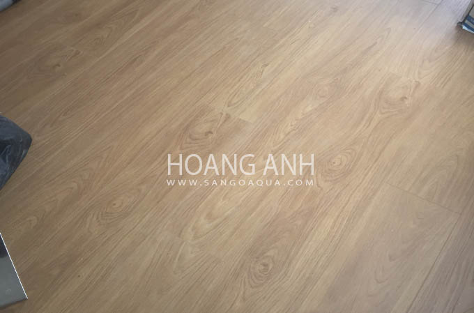 lap dat hoan thien san go egger 8mm h2735 tai quan 3